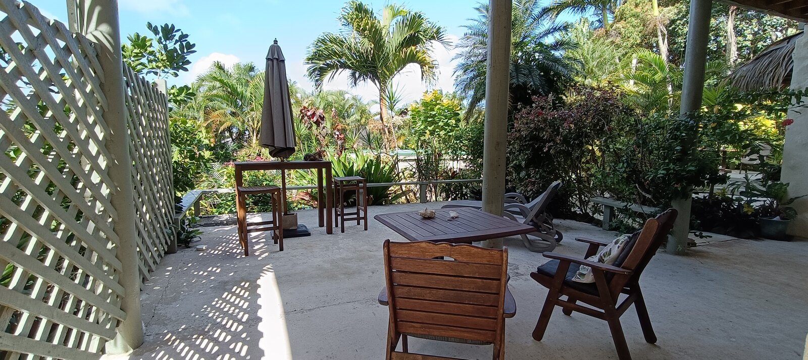 Kaute covered veranda with outdoor seating and dining