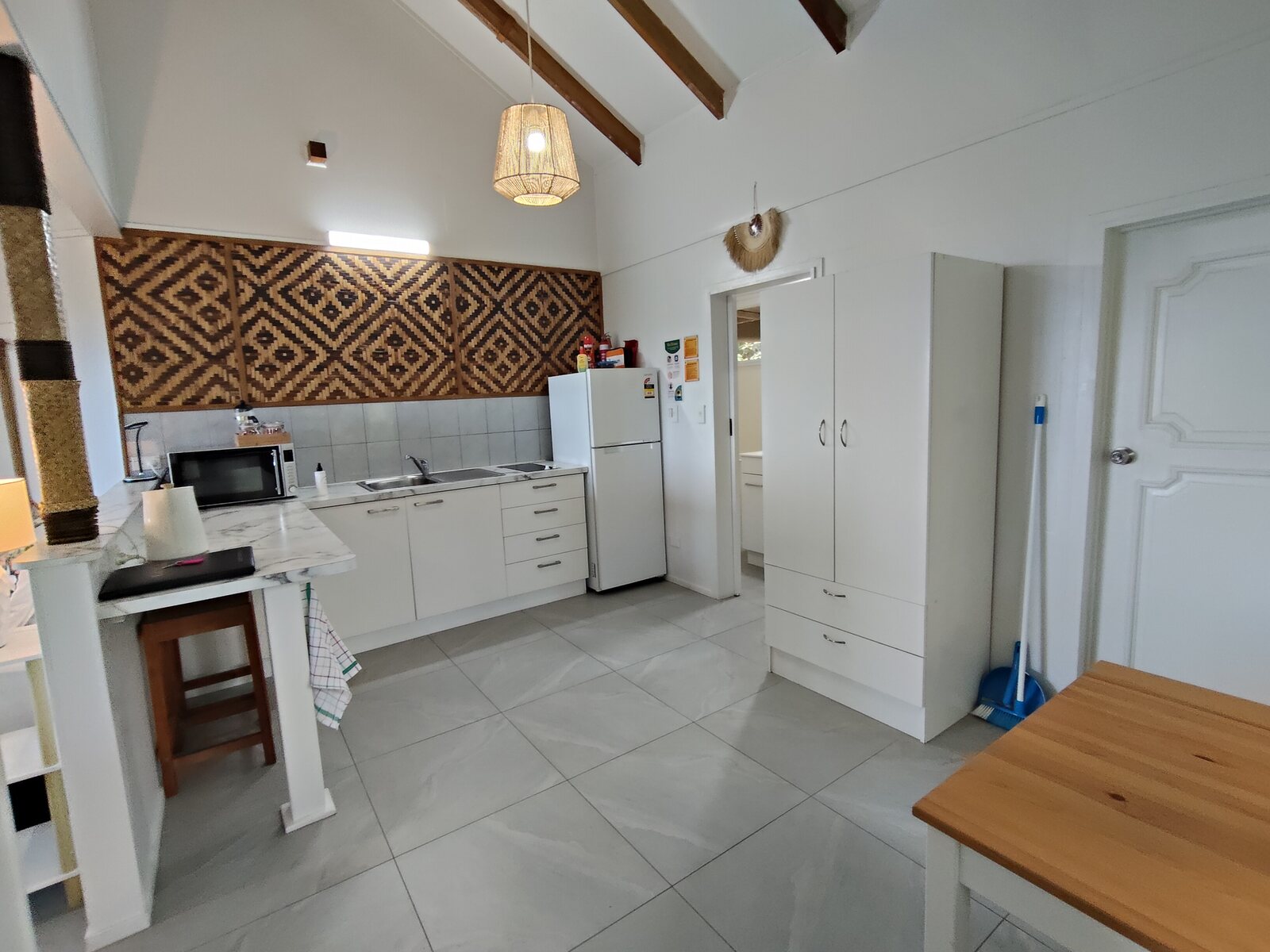 Kukupa full kitchen with woven island wall detail