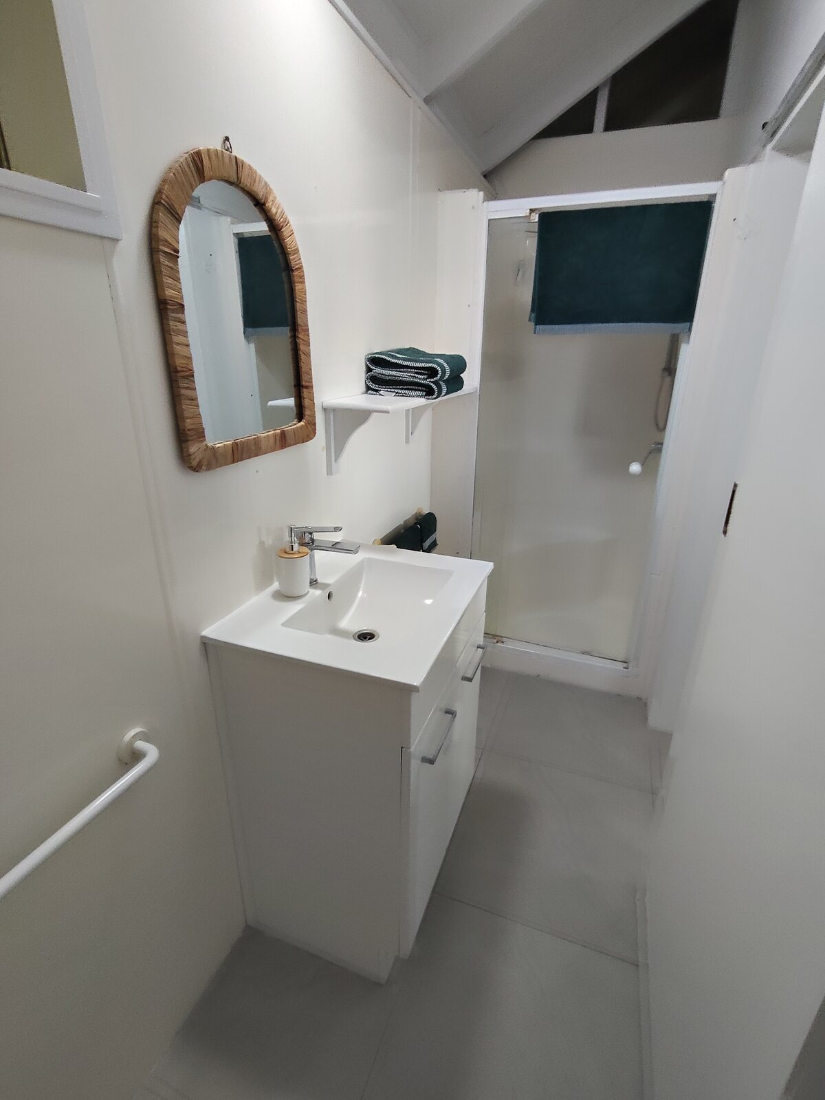 Kukupa bathroom with walk-in shower and vanity